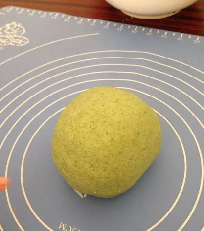 宝宝面条自己做蝴蝶面,一岁宝宝自制蝴蝶面做法