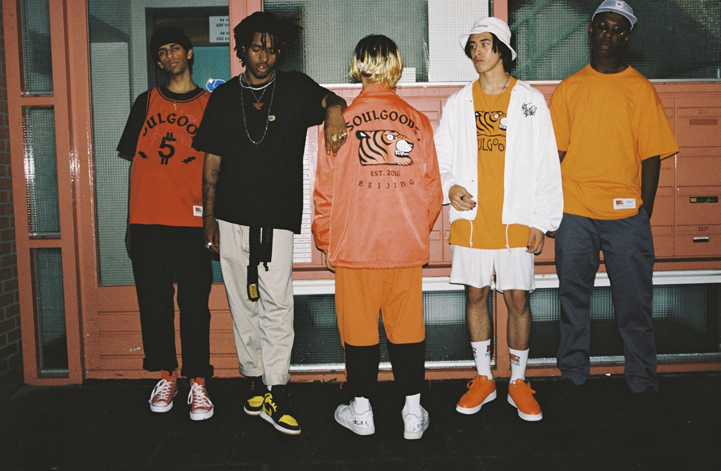 球鞋与袜子为什么那么滑,袜子总是滑到鞋底