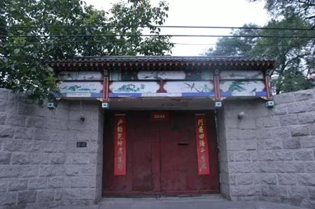 是巨骗还是奇才？曾是许晴的前半生如今客死他乡