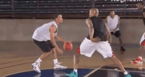 库里的进攻招式之一:把后撤步变成“小碎步”用来欺骗防守人!