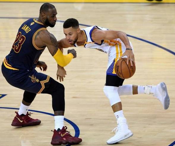 库里的进攻招式之一:把后撤步变成“小碎步”用来欺骗防守人!