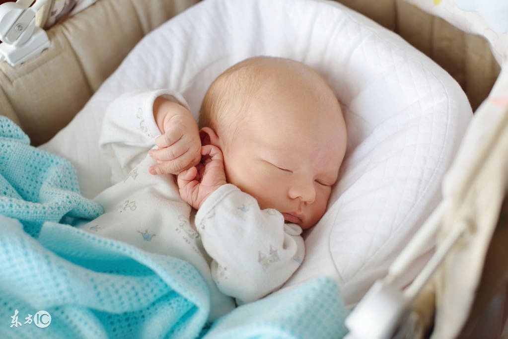 英国女人顺产分娩,英国一位女子在高速下生下孩子