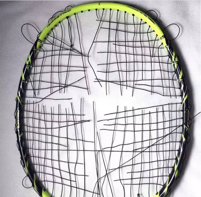 羽毛球断线不剪线修补,羽毛球拍子断线如何正确剪线