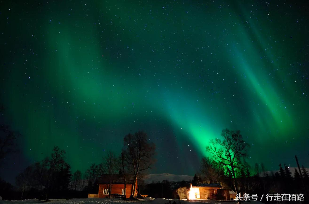 挪威渔民捕鱼,挪威北部的索马洛伊岛足球场