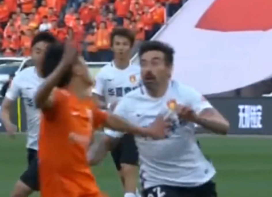 拉维奇第二次丢点球,拉维奇凌空打门