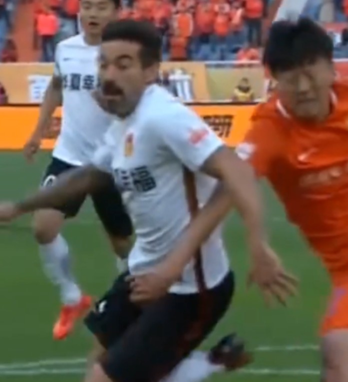 拉维奇第二次丢点球,拉维奇凌空打门