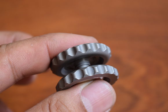 国外枪支配件企业不务正业，用枪支钢材做了一款指尖陀螺