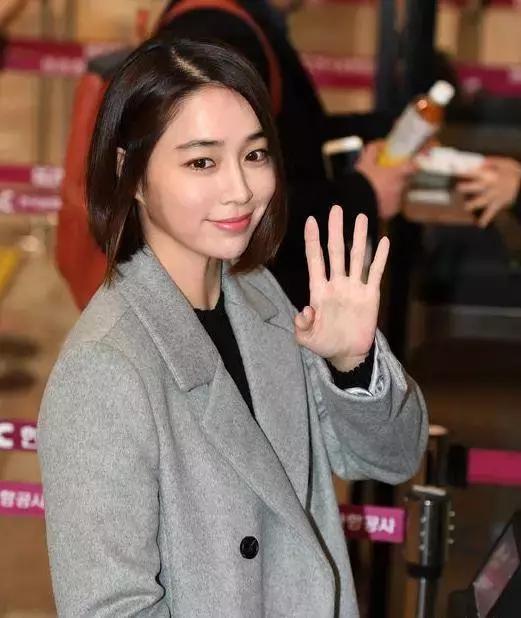 韩国明星穿大衣男,韩国明星都穿什么羽绒服