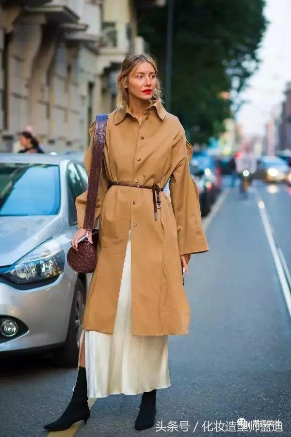 卡其色风衣怎么搭配裤子和鞋子,深蓝色风衣怎么搭配裤子鞋子