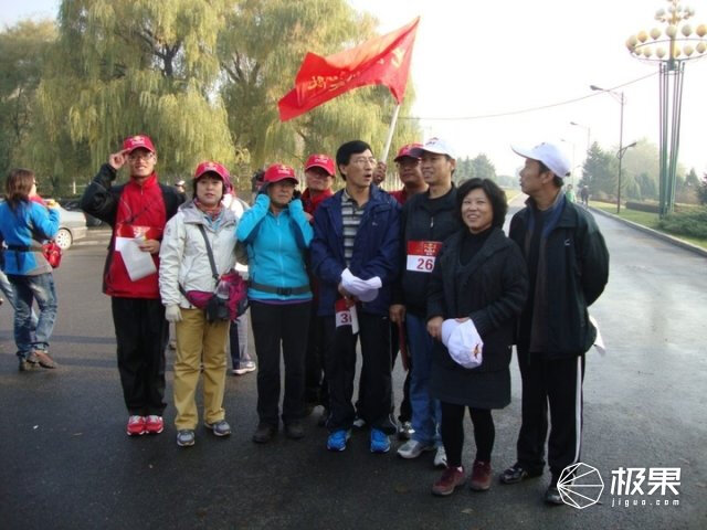 老炮儿在冰上跑的片段,跑半程越野马拉松必备的装备