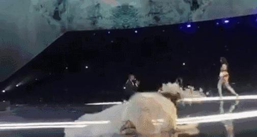 维密秀摔倒事件,维密超模走秀崴脚