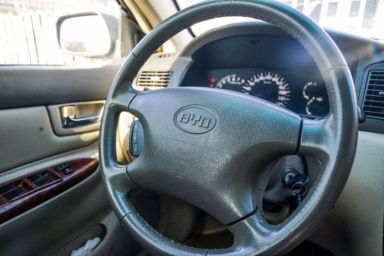 三个女生挑战蒙眼猜男生,比亚迪f3为什么说是一代神车