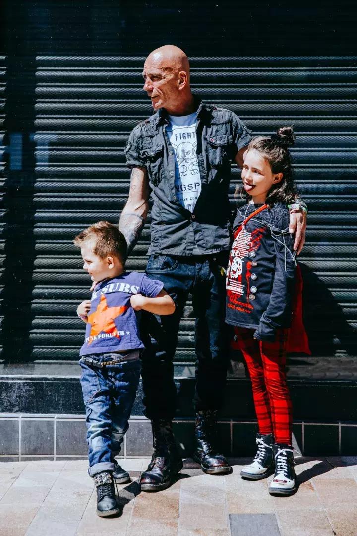 这双靴子一旦穿上就会“中毒”