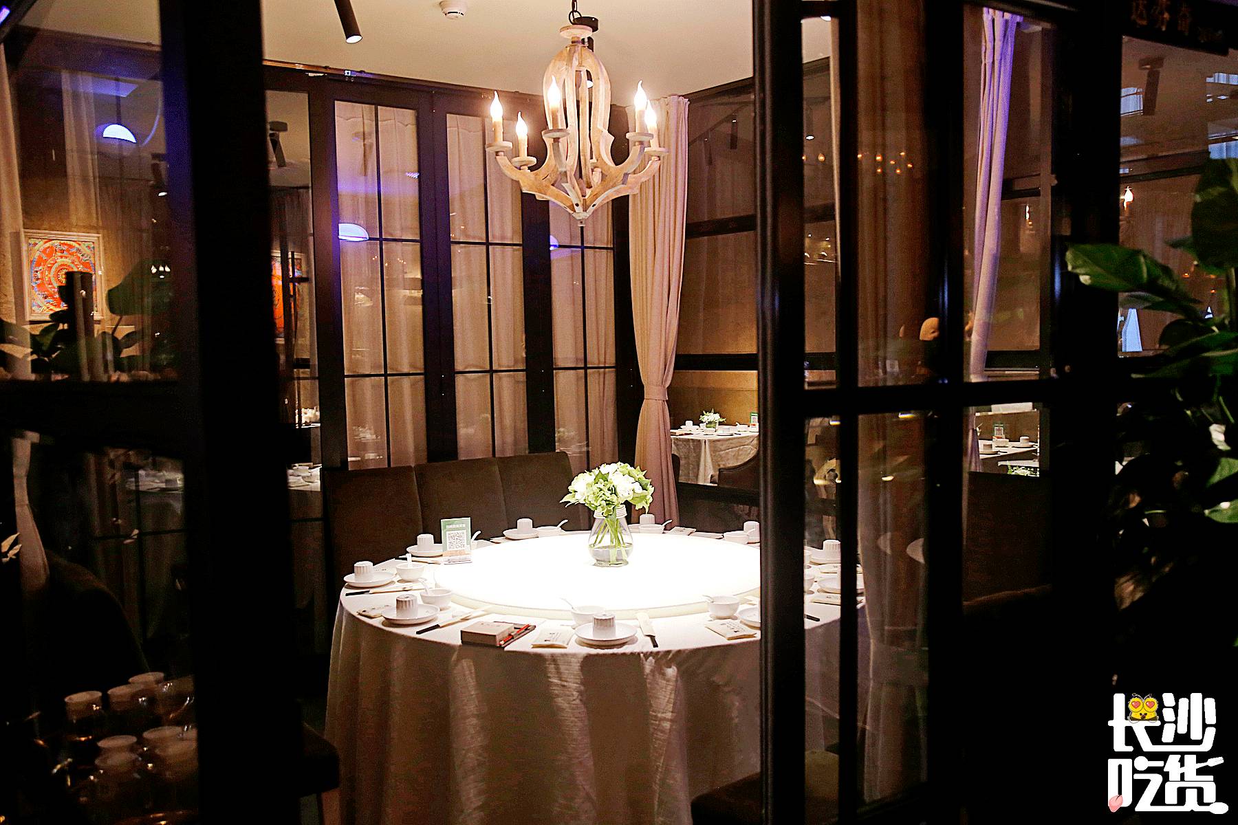 这家店竟凭借颜值和口味，竟然稳做湘菜界的精致女神十年！