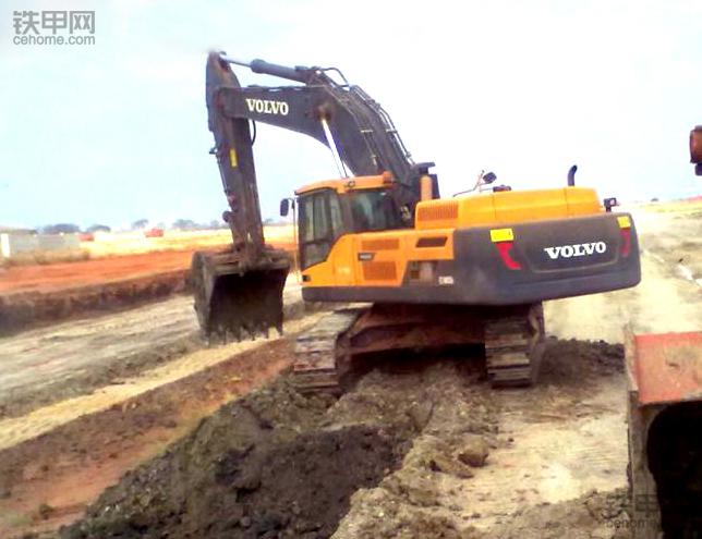 我在非洲开挖机,4：挖机坏了没法修，时刻提防被抢劫