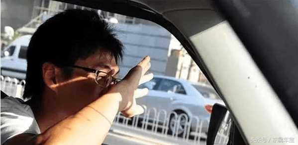 关于汽车贴膜的视频,汽车全身贴膜有什么好处和坏处