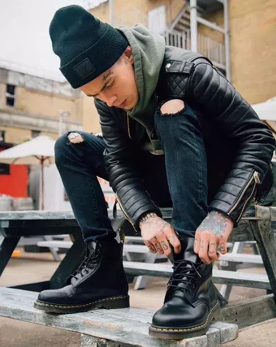 这双靴子一旦穿上就会“中毒”