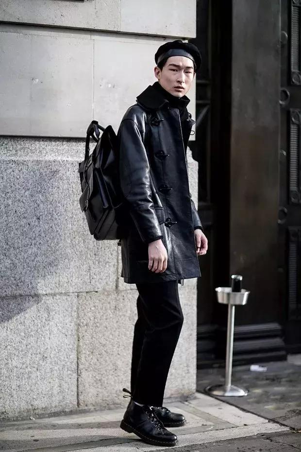 这双靴子一旦穿上就会“中毒”