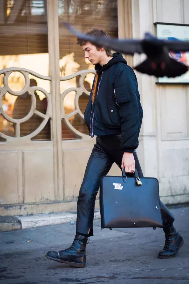 这双靴子一旦穿上就会“中毒”