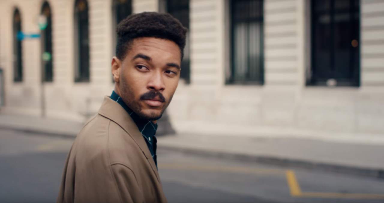 Samsung讽刺苹iPhoneX“M字额”，如今轮到Moto来踢馆