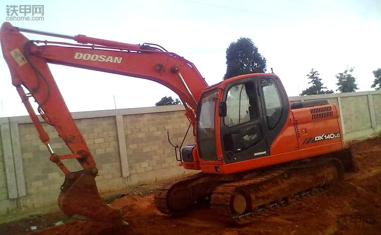 我在非洲开挖机:车坏了没法修,时刻提防打劫盗窃