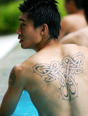 中国国脚的霸气纹身,郑智纹身感人,权健核心同花顺纹身抢眼