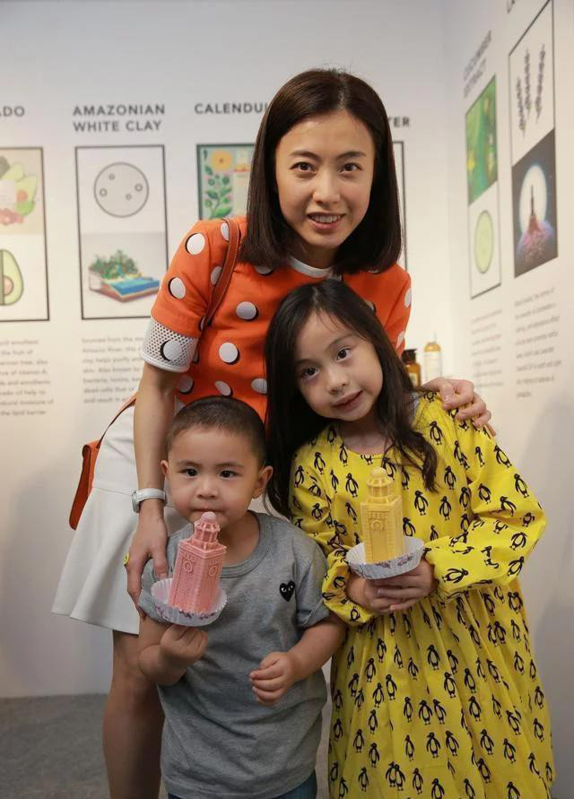 香港女首富甘比晒素颜,甘比香港女首富生女儿