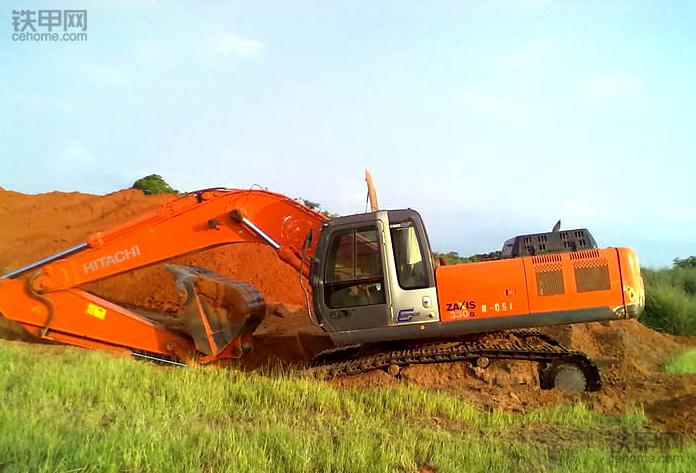 我在非洲开挖机:车坏了没法修,时刻提防打劫盗窃