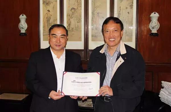 出身苦寒11岁赴港,热衷体育和慈善,是首位撬开NBA大门的华人老板