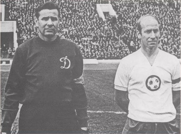 足球史上真传奇！这门将34岁“高龄”照拿金球奖，死后还获国葬