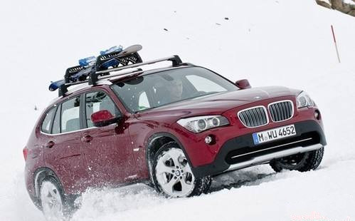 汽车在雪地里打滑,冬天车打滑上不去坡怎么办
