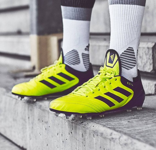 适合宽脚的碎钉足球鞋推荐,最适合亚洲脚型的足球鞋推荐