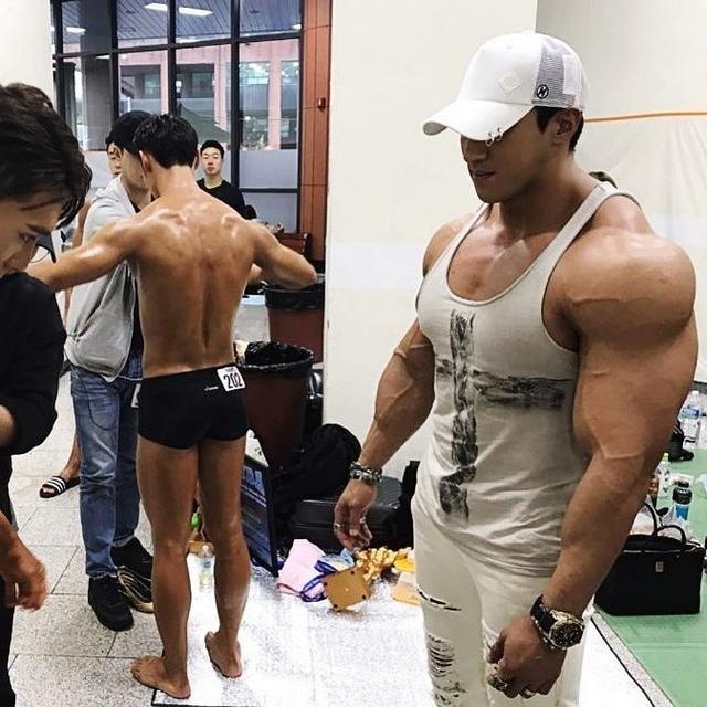 肩胛骨突出怎么矫正健身,肩胛骨突出做什么动作改善