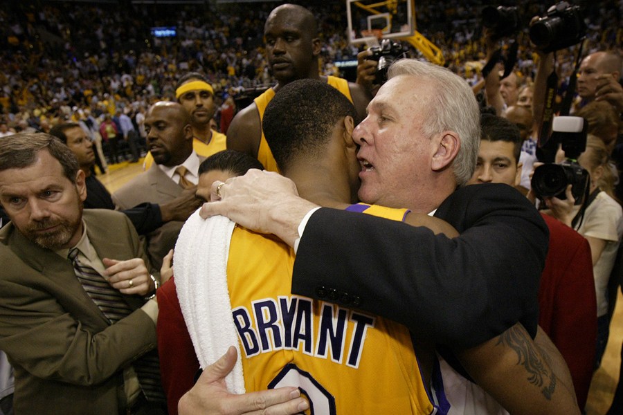 那些年科比单挑詹姆斯,回顾那些年科比的黑肘