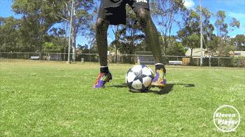 足球多人参与的运球控球训练,足球训练10个基本动作