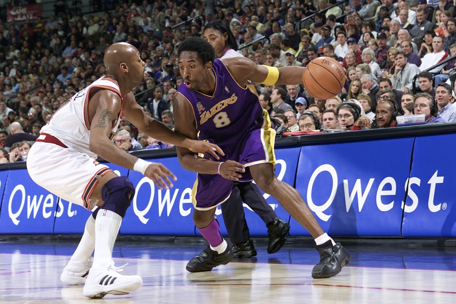 那些年科比单挑詹姆斯,回顾那些年科比的黑肘