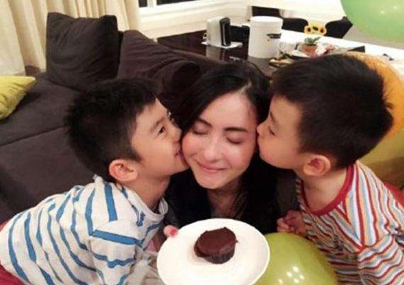 张柏芝带娃蹉跎得还没陈乔恩抗老，AB额前碎发更是暴露了产后烦恼