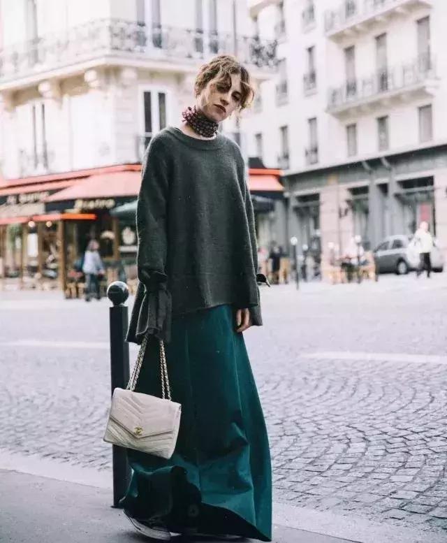 冬天纯色毛衣的高级穿搭,秋冬人手一件的毛衣怎么穿更好看