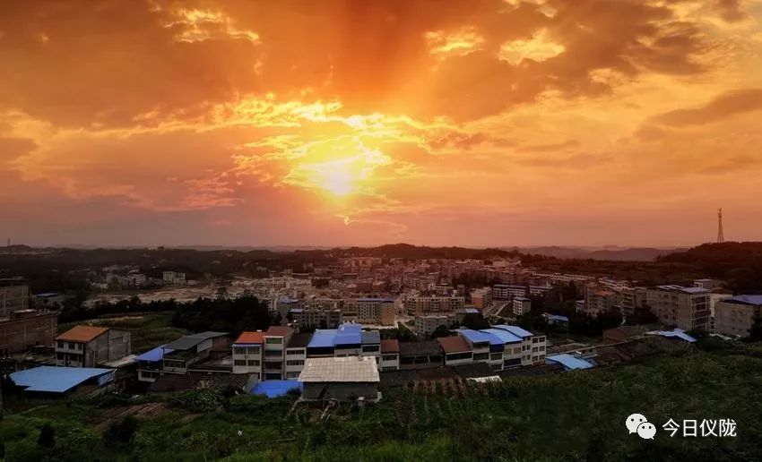 一座幸福感爆棚的滨江小城,一座山清水秀的幸福小城