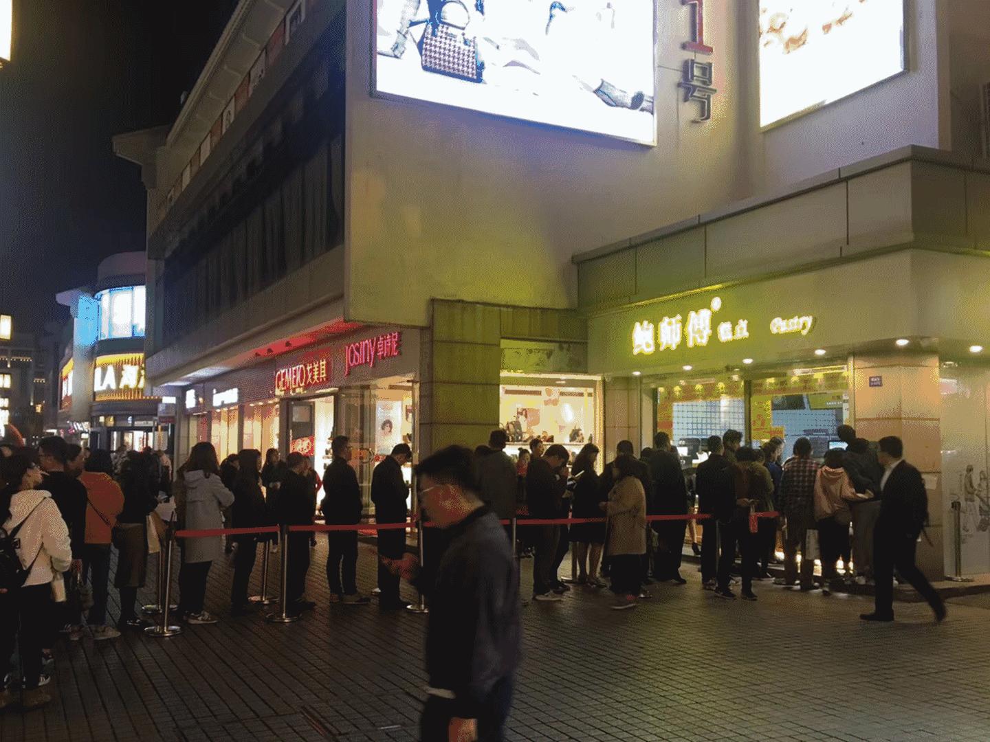 鲍师傅网红店排队,鲍师傅在南京排队