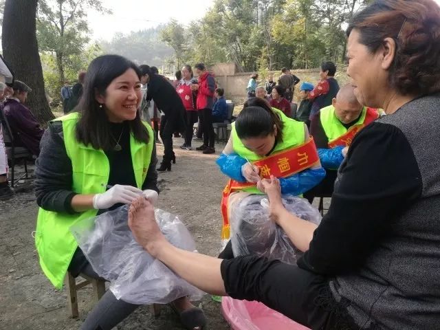 张云美：一把修脚刀修身又助人