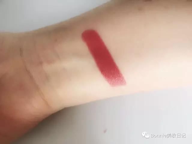 为什么我们种草的口红好看,为了口红铺了10层粉