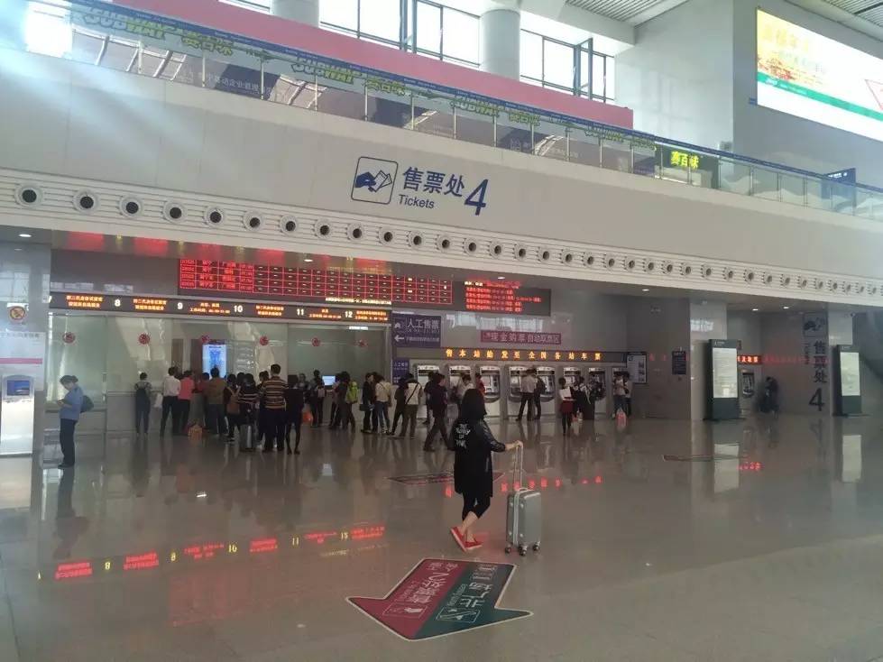 明天你坐动车回家吗？车票取了吗？