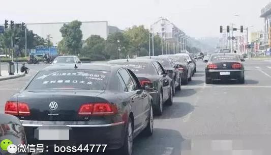 低调大亨派出百台大众辉腾接新娘，女方哭着怎么是迈腾？