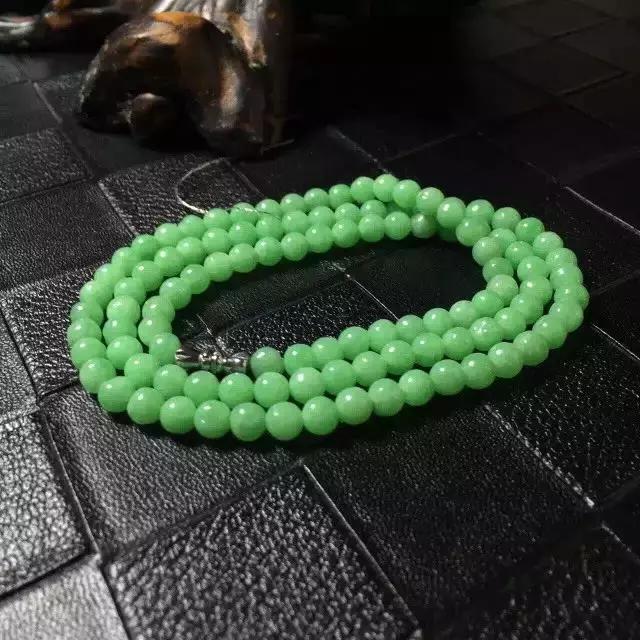 翡翠的翠性特征是显什么颜色的,翡翠翠性怎么观察