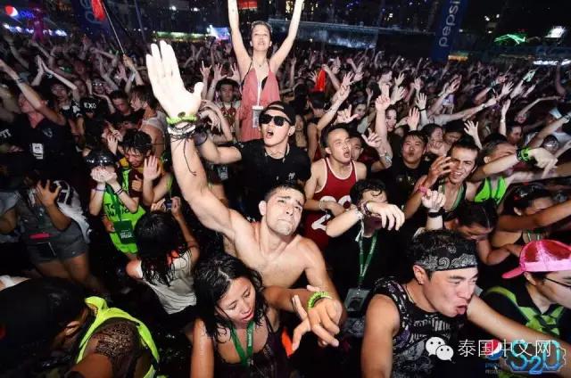 泰国泼水节中国游客,万人空巷的泰国泼水节