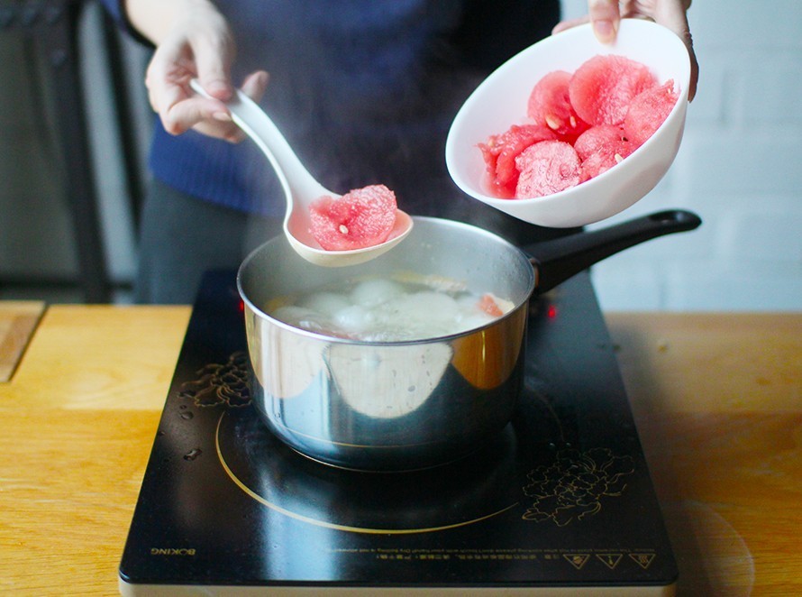 高校食堂灵魂料理大测评：西芹炒草莓，西瓜炖冬瓜