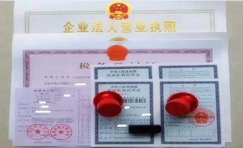 信任的小船说塌就塌了,信任的小船撞上大冰山