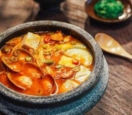 帅气合租男给我做饭还陪我跨年，我爱上他时他却突然消失了