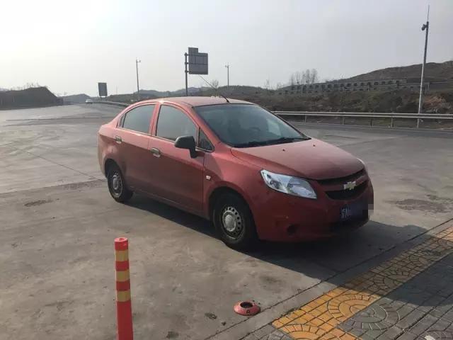 惊悚！租车旅行，竟然租到事故车，居然连机舱、底盘都撞过！